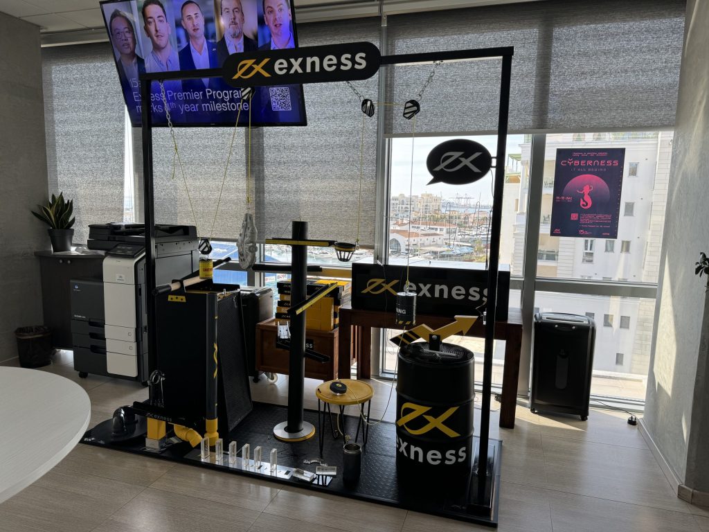 Exnessキプロス本社に設置されているレバレッジを表現したモニュメント